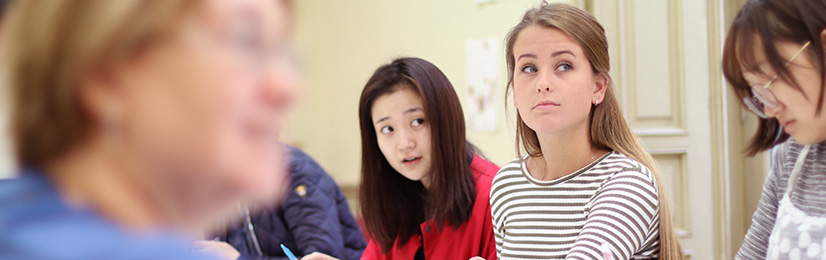 Estudiantes en clase de español en la escuela Enforex, Sevilla